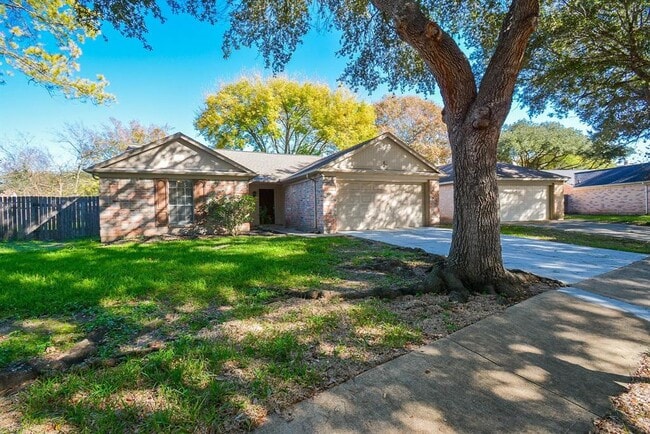 3911 Issacks Way in Sugar Land, TX - Building Photo - Building Photo