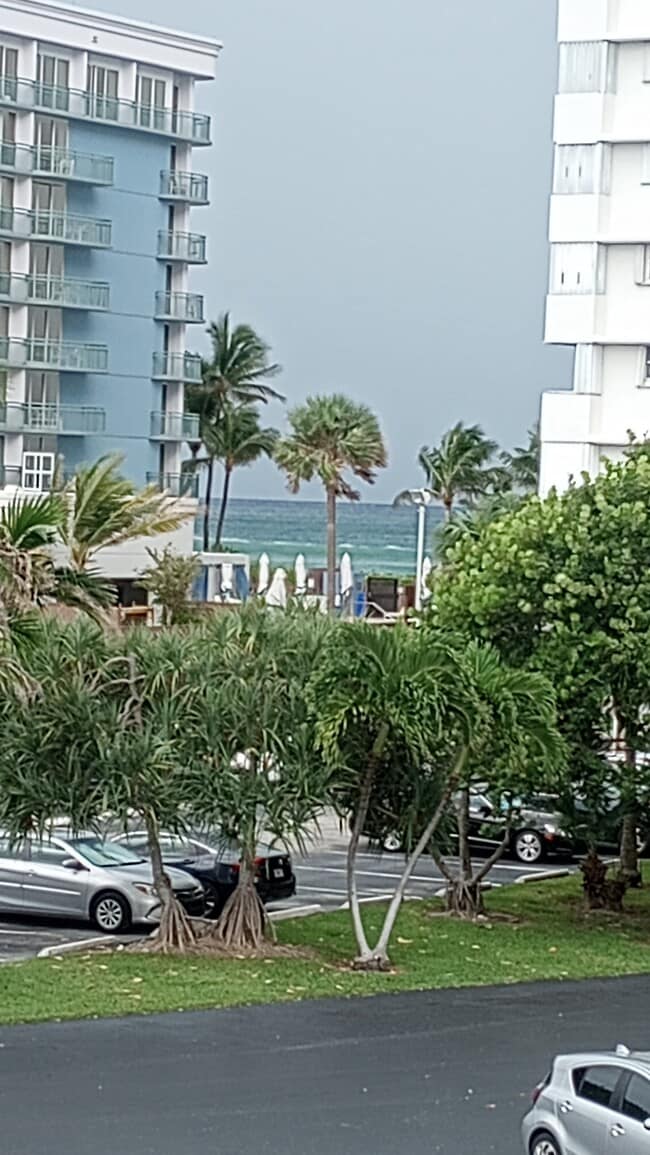 3600 N Ocean Dr, Unit 304 in Riviera Beach, FL - Foto de edificio - Building Photo