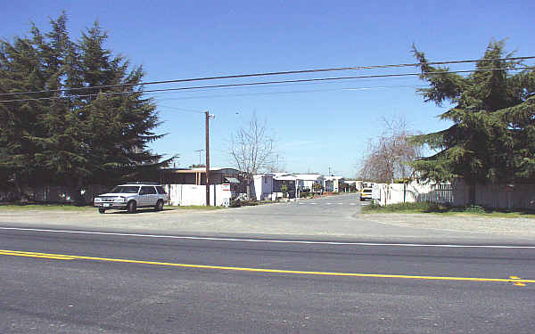 Space In The Shade Mobile Home Park in Waterford, CA - Building Photo