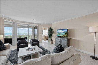 7117 Pelican Bay Blvd in Naples, FL - Foto de edificio - Building Photo