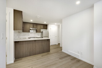 25 Yorkstone Row SW in Calgary, AB - Building Photo - Building Photo