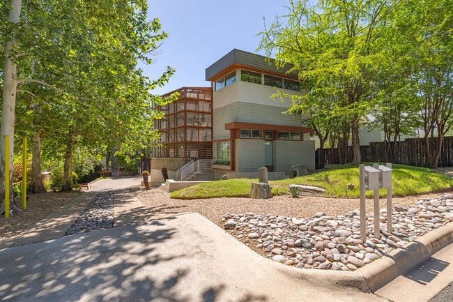 property at 2801 Oak Crest Ave