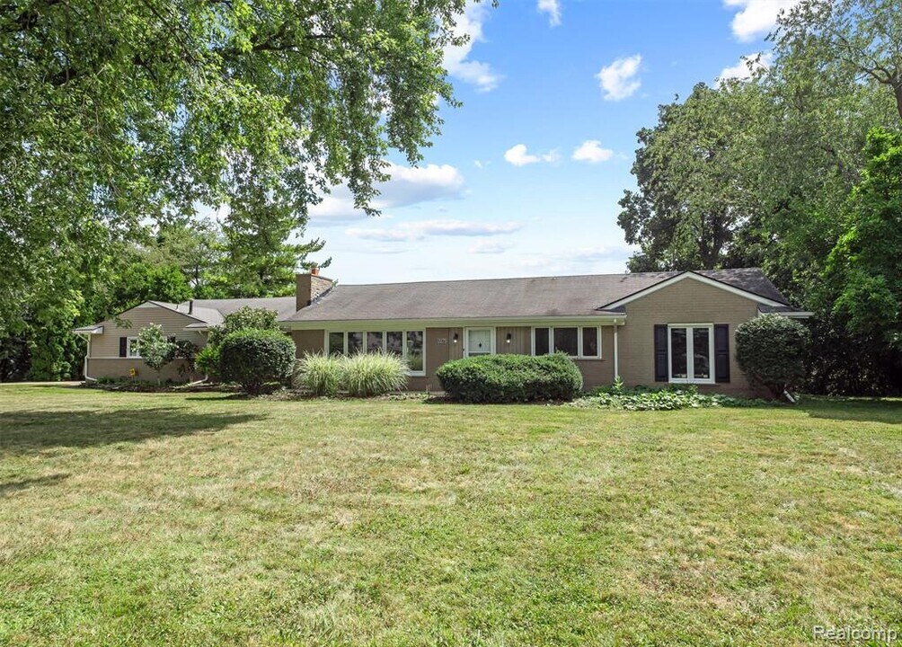 3275 Chickering Ln in Bloomfield Hills, MI - Building Photo