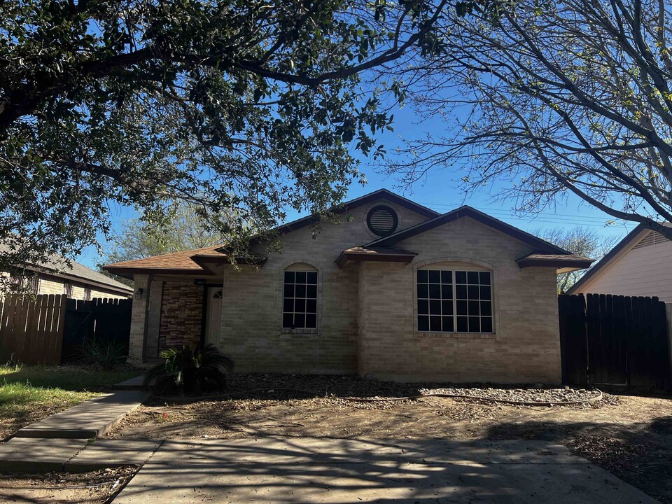 1507 Quail Creek Rd in Laredo, TX - Building Photo