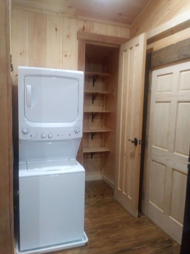 428 Whitehead Rd, Unit Log cabin