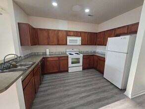 394 Hilton Rd, Unit 101 in Ferndale, MI - Foto de edificio - Building Photo