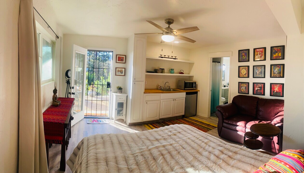 1038 Marbo Ter in Vista, CA - Foto de edificio