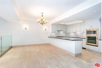 9323 Burton Wy in Beverly Hills, CA - Building Photo - Building Photo