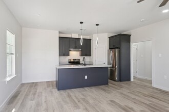 32 Ashton Cox Dr in Gretna, LA - Foto de edificio - Building Photo