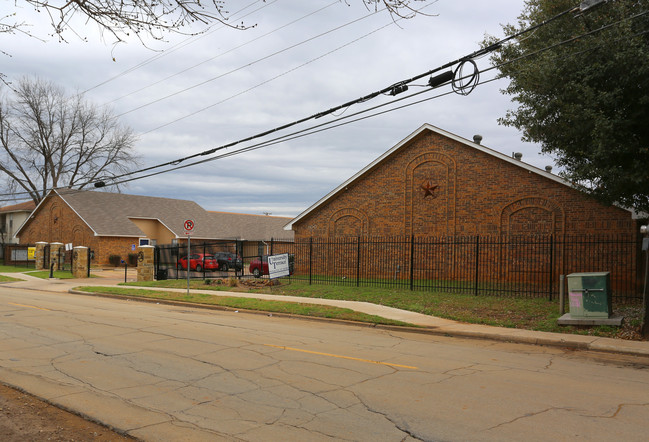 University Terrace in Arlington, TX - Foto de edificio - Building Photo