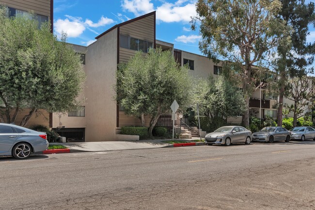 6050 Canterbury Dr in Culver City, CA - Foto de edificio - Building Photo