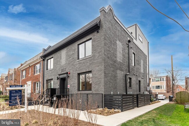 2217 40th Pl NW in Washington, DC - Building Photo - Building Photo
