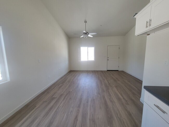 8313 Grandy St-Unit -8313 Grandy St Unit A in Bakersfield, CA - Building Photo - Building Photo