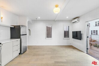 3206 Larissa Dr in Los Angeles, CA - Building Photo - Building Photo