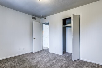 GolfView Apartments By The Bay in Essexville, MI - Foto de edificio - Building Photo