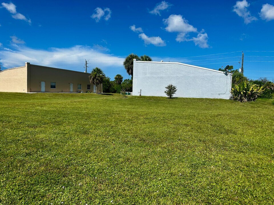 214 Boundary Blvd in Rotonda West, FL - Building Photo