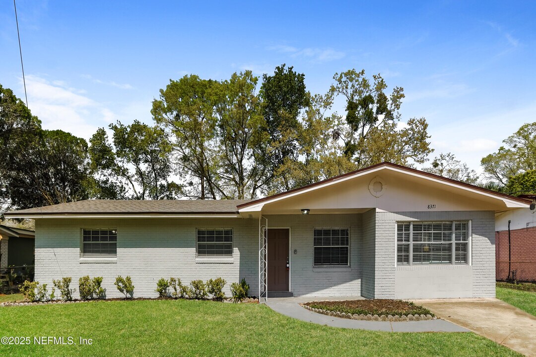 8371 Fury Dr in Jacksonville, FL - Building Photo