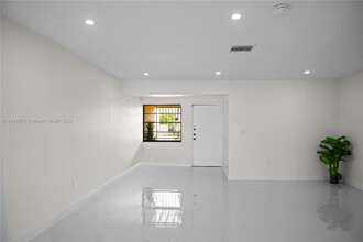 2470 SW 108th Pl in Miami, FL - Building Photo - Building Photo