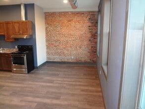 320 E Main St, Unit 200 in Ottumwa, IA - Foto de edificio - Building Photo