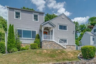 114 Candlewood Dr in Yonkers, NY - Building Photo