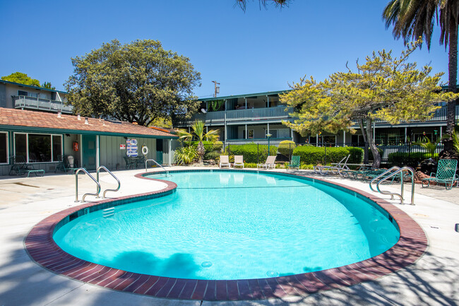 Walnut Hills Apartments in Hayward, CA - Foto de edificio - Building Photo