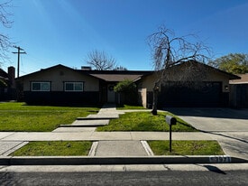 397 W Magnolia Ave in Hanford, CA - Building Photo