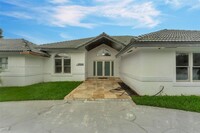 19905 SW 135th Ave in Miami, FL - Foto de edificio - Building Photo