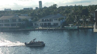 2017 S Ocean Dr in Hallandale Beach, FL - Foto de edificio - Building Photo