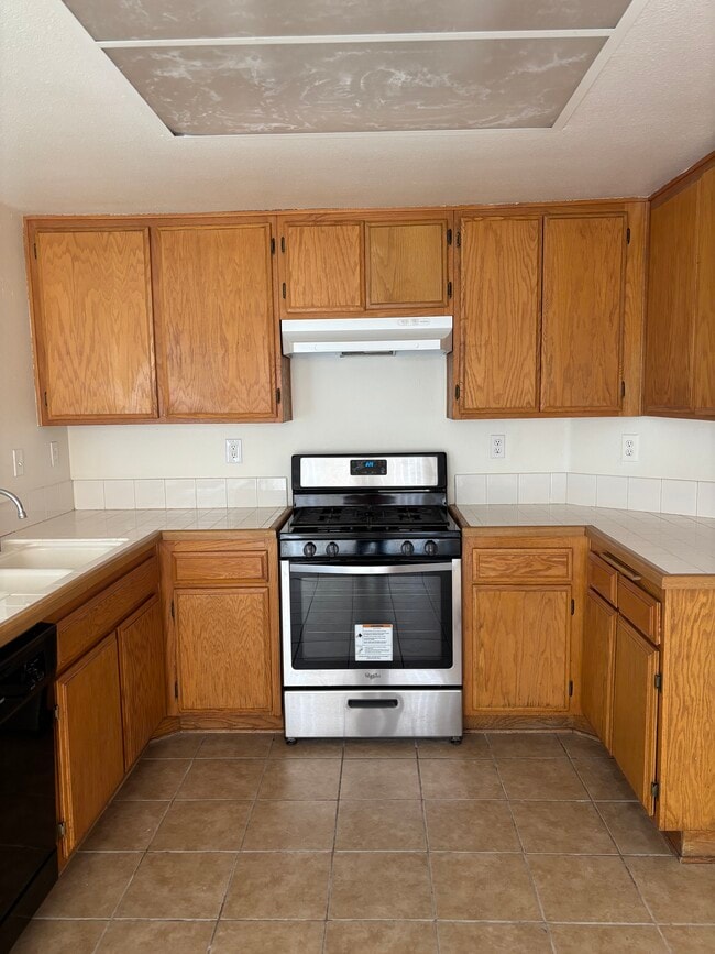 14535 Oregon Trail in Victorville, CA - Building Photo - Building Photo