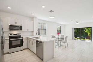 180 SE 5th Ct in Deerfield Beach, FL - Building Photo