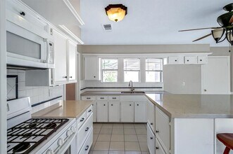 6911 Pine Vista Ln in Houston, TX - Building Photo - Building Photo