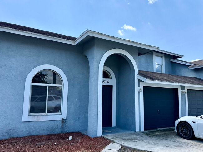 13614 Yarmouth Ct in Wellington, FL - Building Photo - Building Photo