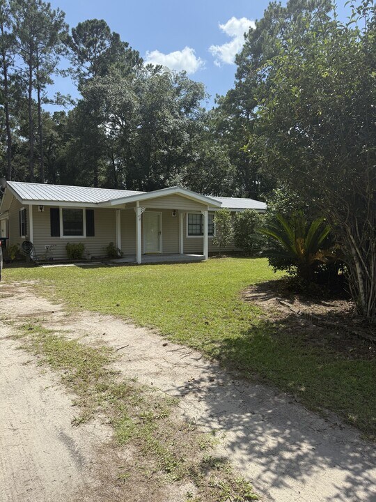 45 Cedar Ave in Crawfordville, FL - Building Photo
