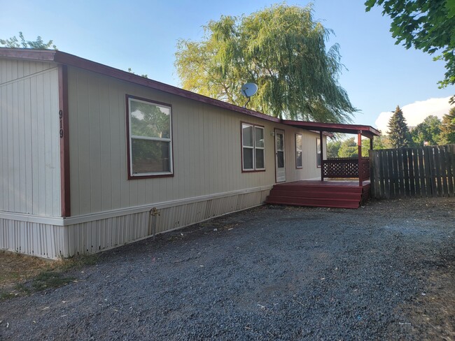 6919 Hilyard Ct in Klamath Falls, OR - Building Photo - Building Photo