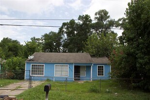 8137 Snowden St in Houston, TX - Building Photo