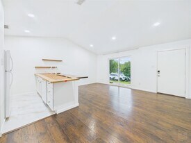 1303 Hollow Creek Dr in Austin, TX - Building Photo