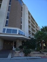 899 Island Dr in Rancho Mirage, CA - Building Photo