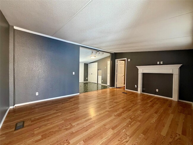 107 Shady Oaks Dr in Dale, TX - Foto de edificio - Building Photo