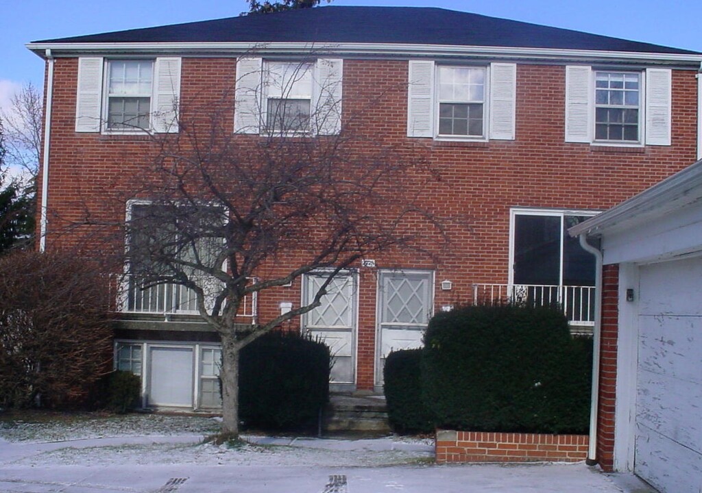 2774 Center Rd, Unit 1 in Poland, OH - Foto de edificio