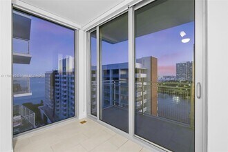 2150 N Bayshore Dr, Unit 1404 in Miami, FL - Building Photo - Building Photo