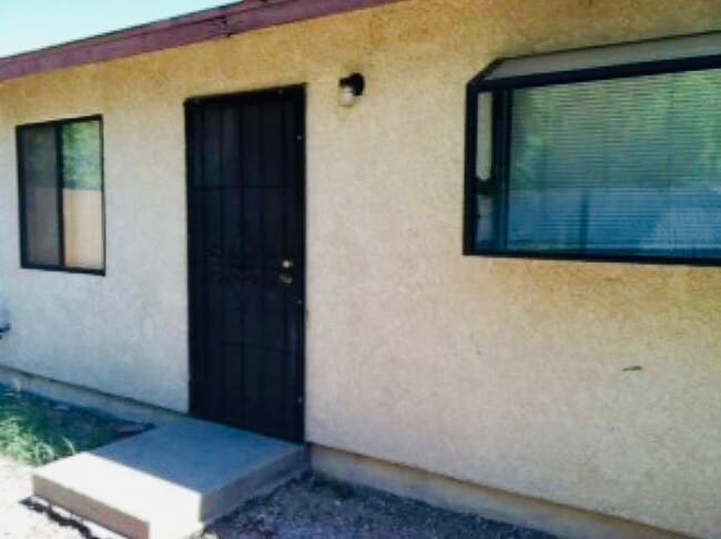 property at 826 E Waverly St