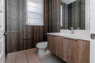 10590 NW 78th Terrace in Doral, FL - Foto de edificio - Building Photo