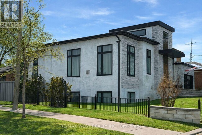 1 Pagebrook Dr in Toronto, ON - Building Photo - Building Photo