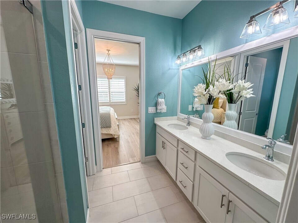 232 Indies Dr E in Naples, FL - Building Photo