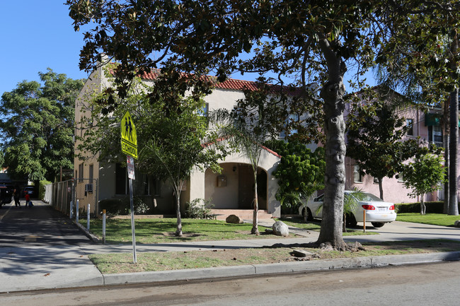 631 E Garfield Ave in Glendale, CA - Foto de edificio - Building Photo