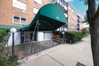 The Regency in Mineola, NY - Building Photo - Building Photo