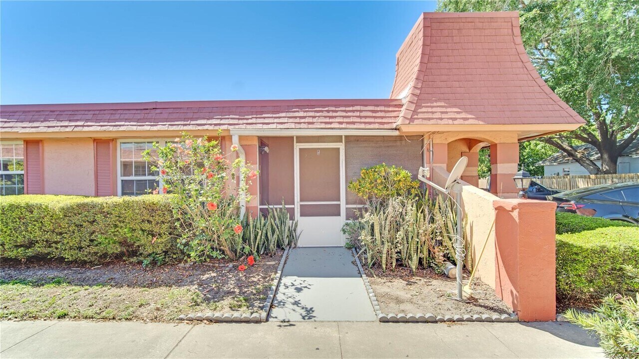 2727 W Oak Ridge Rd in Orlando, FL - Building Photo