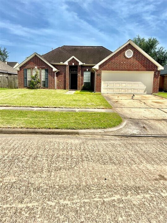 2017 Castle Dr in League City, TX - Building Photo