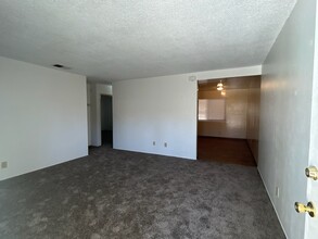 Franklin Plaza Apartments in Bakersfield, CA - Building Photo - Building Photo