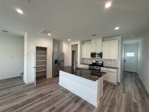10325 Sylvan Wds Trl in Houston, TX - Building Photo - Building Photo